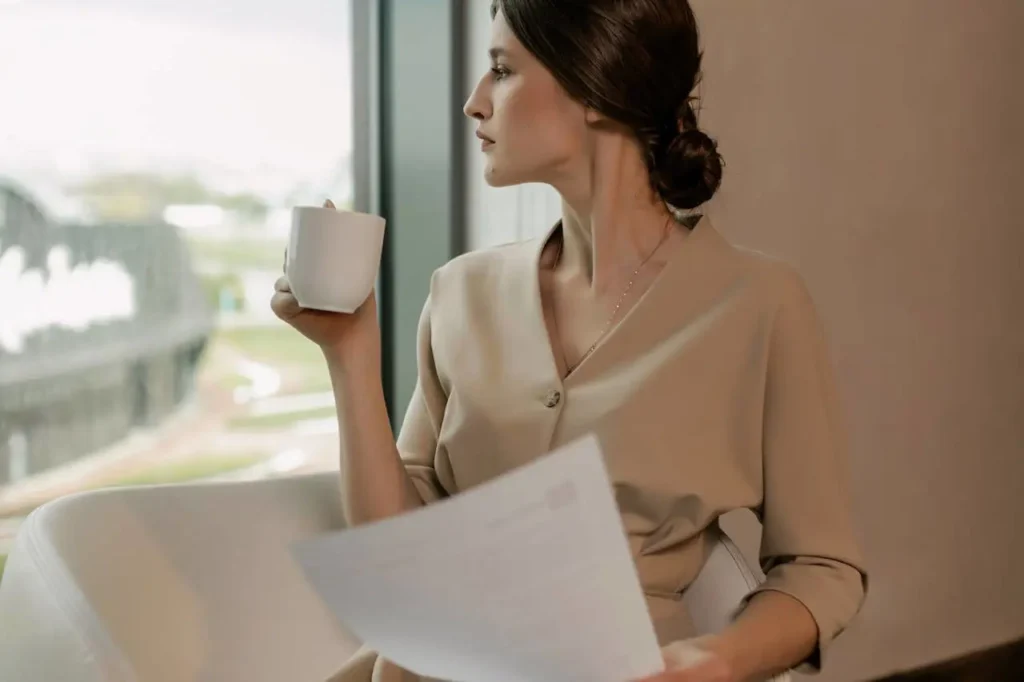 Jaki żakiet do beżowej sukienki? Najlepsze kolory i fasony na różne okazje